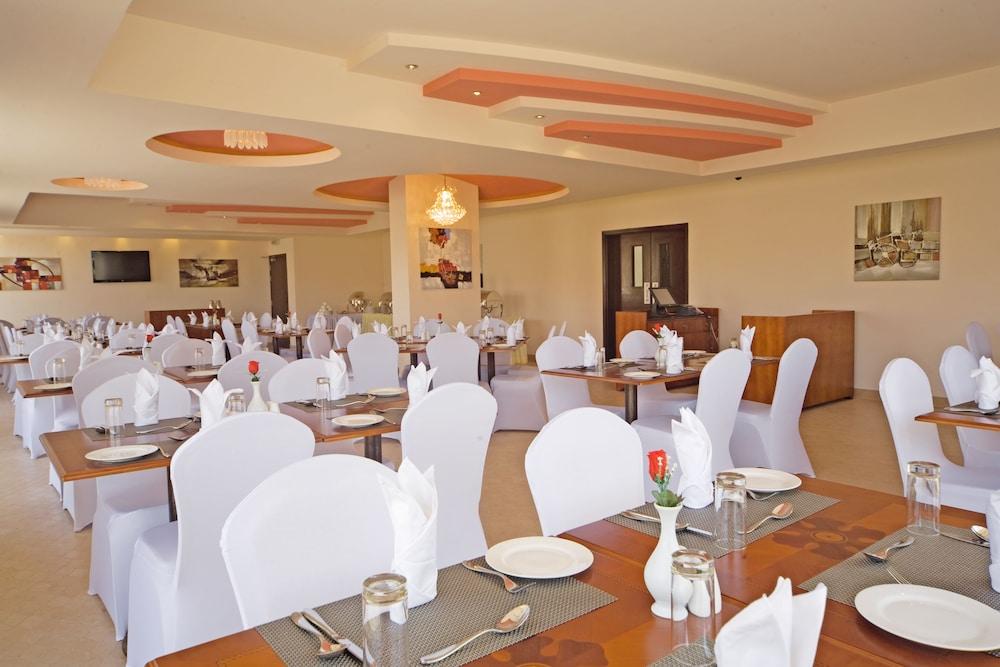 Centara Life Muscat Dunes Hotel Mascate Exterior foto